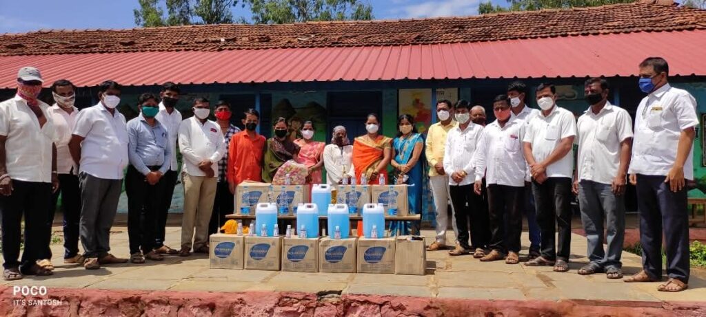 "एक हात मदतीचा" या संकल्पनेतून गावामध्ये कोरोना सेंटर खुपीरे ग्रामपंचायत च्या माध्यमातून कुमार विद्यामंदिर खुपिरे येथे तयार करण्यात आले होते सदर संकल्पनेला गावातील ग्रामस्थांनी सरळ हाताने मदत केली
