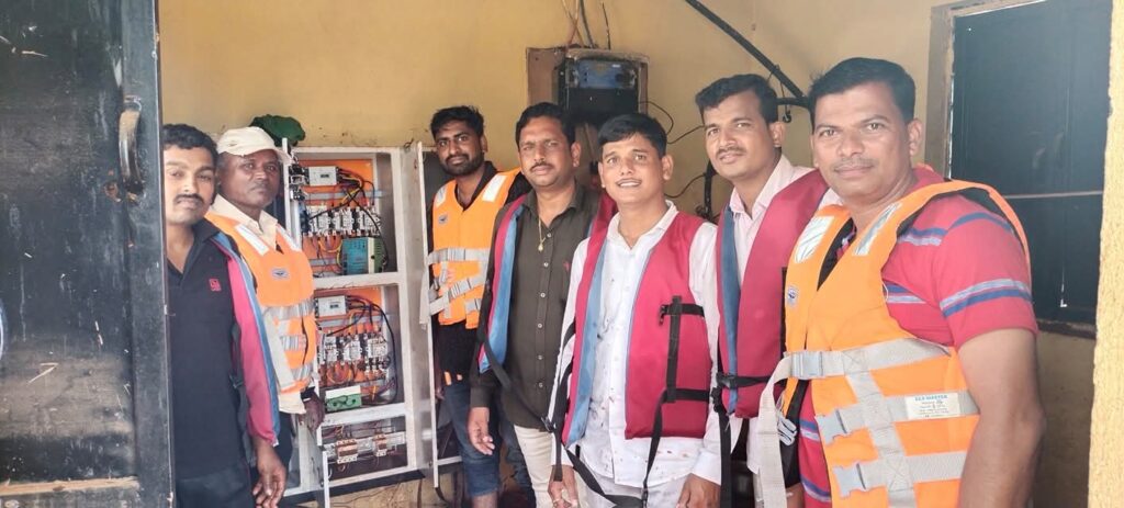 खुपीरे गावचा पाणीपुरवठा चालू                                            खुपीरे गावातील पेयजल योजनेच्या इलेक्ट्रिक पोल मधील ट्रान्सफर मध्ये  व बांधलेल्या खोलीमधील इलेक्ट्रिक पॅनेलमध्ये पुराचे पाणी आल्यामुळे खुपीरे गावचा पाणी पुरवठा बंद होता.लवकरात लवकर पाणी चालू करायचा हा उद्देश डोळ्यासमोर ठेवून खुपीरे गावचे सरपंच, डे-सरपंच, सर्व सदस्य व कर्तव्यदक्ष ग्रामसेवक यांनी बालिंगा येथून पाण्यातील बोट आणून जवळजवळ 400 फूट आत जाऊन पाण्यामध्ये बुडालेले सर्व इलेक्ट्रिक साहित्य बाहेर काढून नवीन इलेक्ट्रिक साहित्य जोडले.सदर पाणी चालू करण्यासाठी आपल्या गावचे मिस्त्री राजू पाटील (गुजा पाटील), तसेच आपल्या गावचे वायरमन शुभम शिंदे, अभिजीत पाटील, केटकाळे कॉन्ट्रॅक्टर व ग्रामपंचायत कर्मचारी वर्ग यांचे सहकार्य लाभले.