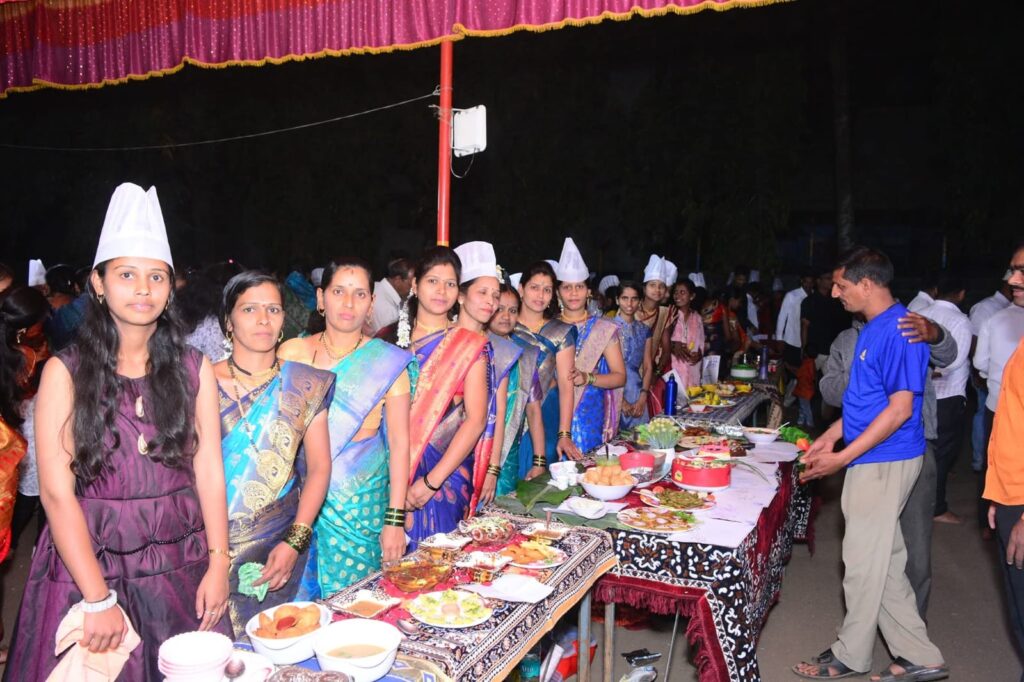 महिला व बाल कल्याण विभाग जिल्हा परिषद कोल्हापूर यांच्या मार्फत ग्रामपंचायत खुपिरे येथे कुकिंग क्लासेस समारोप कार्यक्रम तसेच फूड फेस्टिवल कार्यक्रम आयोजित केलेला होता. सदर कार्यक्रमामध्ये उपस्थीत महिला वर्गाला मार्गदर्शन करताना खुपीरे गावच्या सरपंच सौ दिपाली रमेश जांभळे.