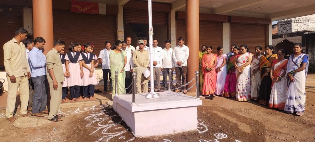 1 मे महाराष्ट्र दिन व कामगार दिना निमित्त ग्रामपंचायत खुपिरे येथे ध्वजारोहन करण्याचा मान ग्रामपंचायत नळपाणी पुरवठा कर्मचारी श्री गजानन बापू कुंभार यांना देऊन त्यांच्या हस्ते ध्वजारोहण करण्यात आले. यावेळी उपस्थित विद्यमान सरपंच सौ दिपाली जांभळे, उप सरपंच, व सर्व ग्रामपंचायत सदस्य, ग्रामविकास अधिकारी,शिक्षक विद्यार्थी, कामगार वर्ग