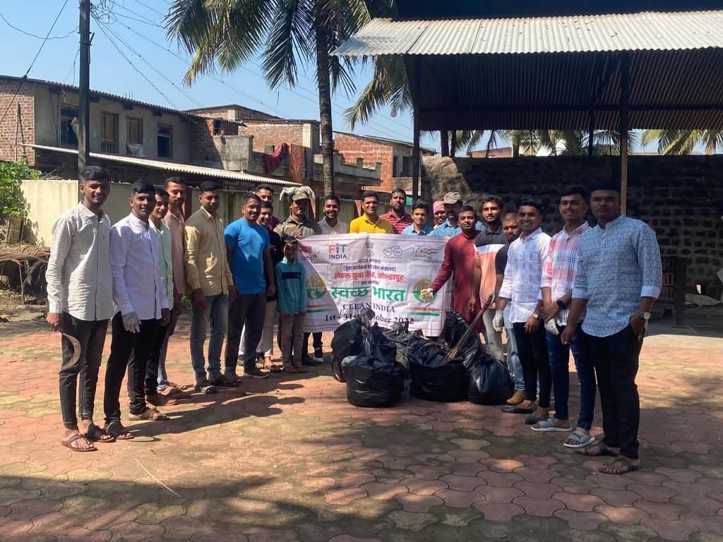 धन्यवाद व शतशः आभार खुपीरे येथील हिंदवी ग्रुप व D मेंबर्स या तरुण वर्गाकडून शिवछत्रपती शिवाजी महाराज व लोक राजा शाहू महाराज यांच्या पुतळ्यास पुष्पहार घालून "स्वच्छ भारत स्वच्छ खुपीरे" ही संकल्पना डोळ्यासमोर ठेवून या तरुण मुलांनी आज खुपीरे येथील गाव तळे, स्मशानभूमी व वाकरे फाटा कडे जाणाऱ्या आपल्या ओढ्यावरती स्वच्छता मोहीम राबवली. खरोखरच आपल्या मुलांचे जेवढे तोंड भरून कौतुक करावे तितके थोडेच आहे. आपन इथून पुढे हि असेच आपल्या हातून समाजकार्य  काम कराल,अशी अपेक्षा व्यक्त करतो,आणी परत एकदा तुमच्या कार्याला मनापासून सलाम करून आमच्या ग्रामपंचायत खुपीरे प्रशासनाकडून आभार व धन्यवाद देतो.