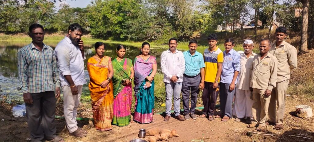 ग्रामपंचायत खुपीरे यांचे मार्फत मसोबा देवाचे दर्शन घेऊन खुपीरे ग्रामपंचायत च्या वतीने गांव तलावांमधील गाळ काढून  तलावाच्या आवारातील  सुशोभीकरण करणे या कामाचा शुभारंभ करताना गावच्या सन्माननीय सरपंच सौ.दिपाली जांभळे मॅडम,शाळा व्यवस्थापन समिती अध्यक्ष सन्माननीय आप्पासाहेब रेवडे,  उपसरपंच सन्माननीय सागर पाटील यांचे बंधू व तलाव तालमीचे लाडके व्यक्तिमत्व श्री बळवंत पाटील, मा डे सरपंच श्री युवराज पाटील, ग्रामपंचायत सदस्य श्री सचिन कुंभार, सौ शीलाबाई चौगले, सौ कल्पना कोळी, उपस्थित ज्येष्ठ मार्गदर्शक पैलवान तुकाराम पाटील (माळावले) श्री वसंत पाटील (हरी) श्री रंगराव पाटील शेतकरी सर्व ग्रामपंचायत सदस्य व ग्रामपंचायत कर्मचारी.