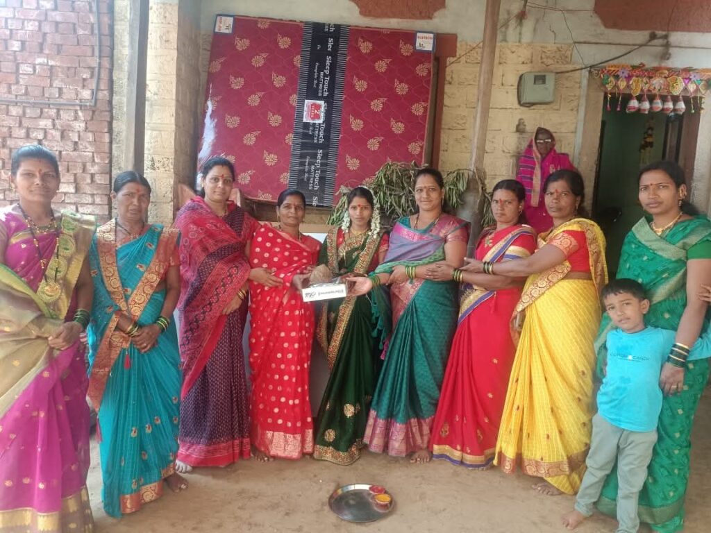 नवीन वर्षाच्या शुभ मुहूर्तावर 1 जानेवारी 2023 पासून  आपल्या गावातील लाडकी मुलगी लग्न करून सासरला जाताना ग्रामपंचायतीकडून माहेरची भेट म्हणून गावांतील माझ्या  प्रत्येक नववधू मैत्रीणी, भगिनींसाठी 2000/- रुपये रक्कमेची "माहेरची साडी" ग्रामपंचायत खुपीरेच्या वतीने "माहेरचा आहेर"म्हणून भेट देण्याचा निर्णय घेतला होता, तरी आज आपल्या गावांतील कु सायली सरदार नाईक व धनश्री संभाजी निकम यांच्या लग्नाची नोंद ग्रामपंचायतकडे आलेली होती. सदर योजनेची अंमलबजावणी चा कार्यक्रम आज सरपंच सौ दिपाली जांभळे, उपसरपंच श्री सागर पाटील व सर्व ग्रामपंचायत सहकारी यांच्या हस्ते नववधू मैत्रिणींना साडी भेट देऊन करण्यात आला.