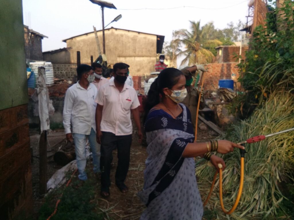 कोरोना काळात खुपीरे गावांमध्ये औषध फवारणी करतांना सरपंच सौ दिपाली जांभळे