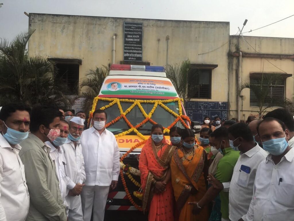 करवीरचे लोकप्रीय आमदार पी एन पाटील यांच्या स्थानिक फंडातून ग्रामीण रुग्णालय खुपीरे येथे ॲम्बुलन्स प्रधान कार्यक्रम वेळी पूजन करताना खुपीरे सरपंच सौ. दिपाली जांभळे